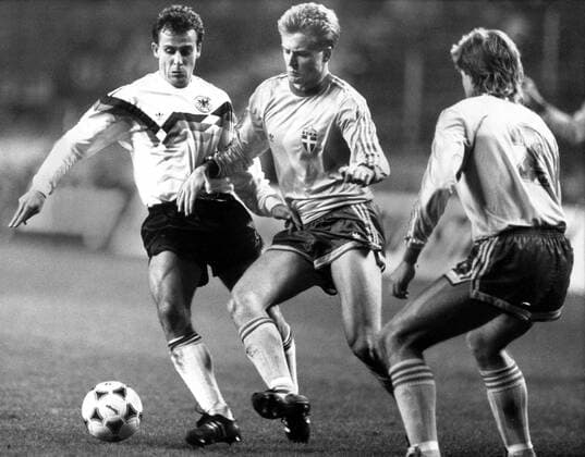 Vierländerturnier in Berlin, BR Deutschland - Schweden: Pierre Littbarski (BRD) gegen Jonas Thern, re.: Roland Nielsson (beide Schweden)