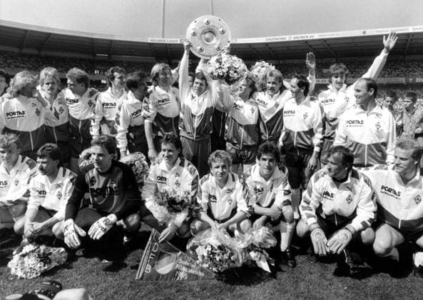 Werder Bremen ist deutscher Meister, vo.v.li.: Manfred Burgsmüller, Christoph Hanses, Dieter Eilts, Frank Ordenewitz, Mirko Votava, Michael Kutzop, Trainer Otto Rehhagel, Uli Borowka, Thomas Wolter, Johnny Otten, Olaf Rose, Karl-Heinz Kamp; vo.v.li: Matthias Ruländer, Günter Hermann, Oliver Reck, Gunnar Sauer, Norbert Meier, Karlheinz Riedle, Dieter Burdenski, Thomas Schaaf