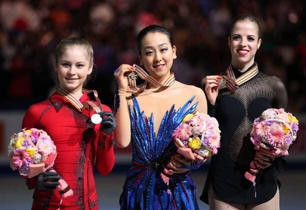 (140329) -- SAITAMA, March 29, 2014 (Xinhua) -- Julia Lipnitskaia of Russia, Mao Asada of Japan and Carolina Kostner of Italy (From L to R) pose for photos during the awarding ceremony for the Lady s event of the International Skating Union s (ISU) World Figure Skating Championships in Saitama, Japan, March 29, 2014. Mao Asada titled the event with a total score of 216.69 points. (Xinhua Stringer) (SP)JAPAN-SAITAMA-ISU WORLD FIGURE SKATING CHAMPIONSHIPS 