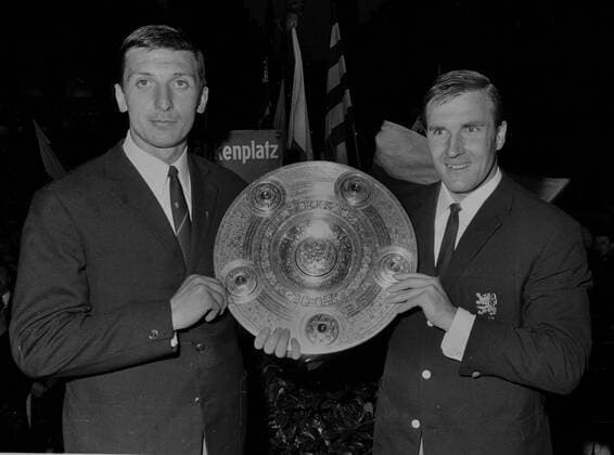 Fußball, TSV 1860 München, Deutscher Meister 1966 TSV 1860 München Deutscher Meister 1966. Otto Luttrop (l.) und Rudi Brunnenmeier auf dem Marienplatz. HM