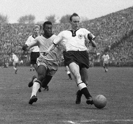 FB-Länderspiel Deutschland-Brasilien 1:2 in Berlin Willi Schulz vor Pele HM
