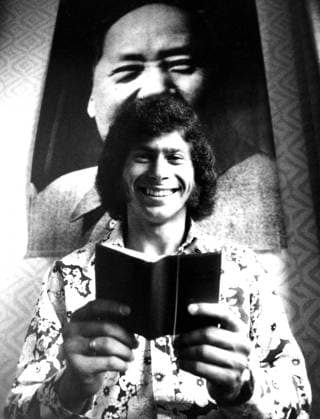 Fussballprofi Paul Breitner (FC Bayern München) liest die Mao Bibel vor einem Mao Bild Aufn.7.72. HM