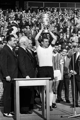DFB Pokalfinale 22.5.1960: Borussia Dortmund - Alemannia Aachen 22.5.1965 (2:0). Alfred -Aki- Schmidt (BVB) mit Pokal. Li.: Bundespräsident Heinrich Lübke. HM