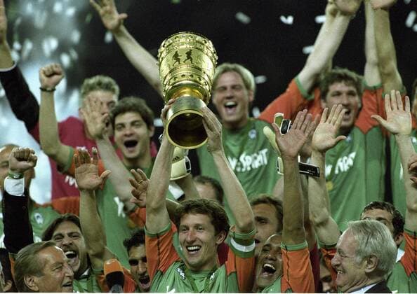 DFB Pokalfinale: SV Werder Bremen - Alemannia Aachen (3:2) 29.5.2004. Mannschaftskapitän Frank Baumann mit dem Pokal, daneben v.li.: Gerhard Mayer Vorfelder, Paul Stalteri, Ailton, Bundespräsident Johannes Rau HM