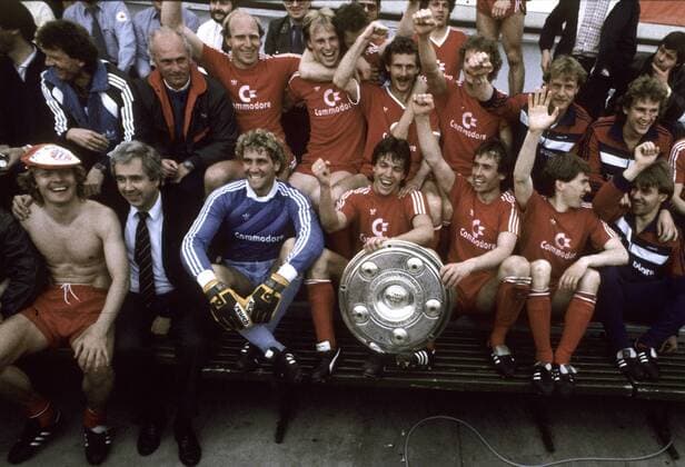 Fußball, FC Bayern München, Deutscher Meister 1986 FC Bayern München dt. Meister 86, hi.v.li.: Co Trainer Egon Coordes, Trainer Udo Lattek, Dieter Hoeneß, Hansi Pflügler, Bertram Beierlorzer, Roland Wohlfarth, Holger Willmer, Frank Hartmann, vorn: Sören Lerby, Präsident Fritz Scherer, Torwart Jean Marie Pfaff, Lothar Matthäus, Norbert Eder, Ludwig Kögl, Hans Dieter Flick - HM