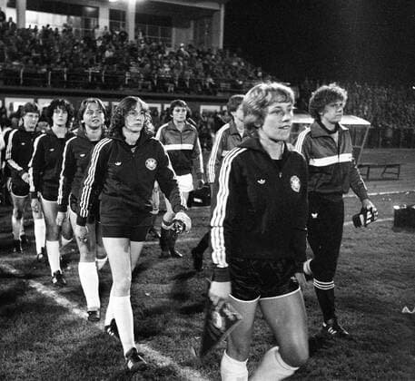 1. Frauenländerspiel der Deutschen Frauennationalmannschaft : Deutschland - Schweiz 5:1 in Koblenz.Die Mannschaften kommen zum 1. Frauenländerspiel auf den Platz vorne Kapitän Anne Trabant und Torfrau Marion Felden. HM