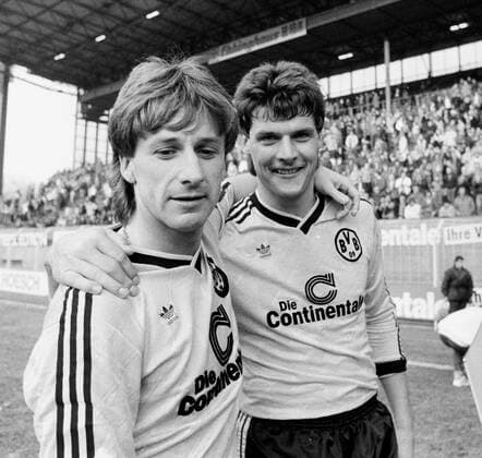 Borussia Dortmund - Waldhof Mannheim 14.4.87 Frank Mill und Norbert Dickel umarmen sich HM