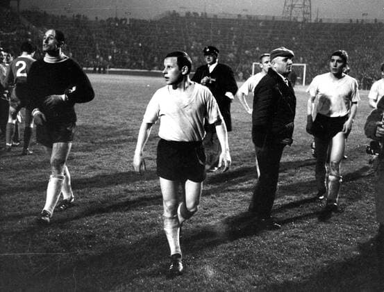Europacup der Pokalsieger 1966: Borussia Dortmund - FC Liverpool 2:1 n.V. am 5.5.1966 in Glasgow. Die Dortmunder in der Verlängerungspause. V.l. Torwart Hans Tilkowski, Dieter -Hoppy- Kurrat, Trainer Willi Multhaup u. Rudi Assauer. HM