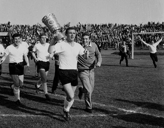 Pokalfinale Borussia Dortmund - Alemannia Aachen v.l. BVB Spieler Lothar Emmerich, Hermann Straschitz, Alfred -Aki- Schmidt mit Pokal HM