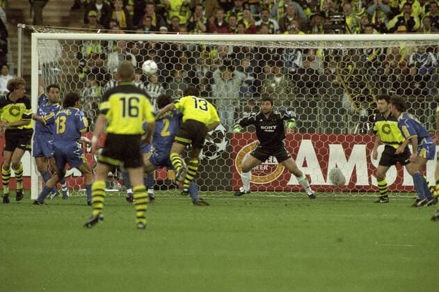 Champions League Finale Borussia Dortmund - Juventus Turin 3:1 Karl Heinz Riedle trifft gegen Torwart Angelo Peruzzi HM