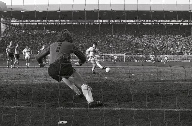 Borussia Dortmund - VfB Stuttgart vom 13.2.1982: Didier Six verwandelt Elfmeter gegen Torwart Eike Immel HM