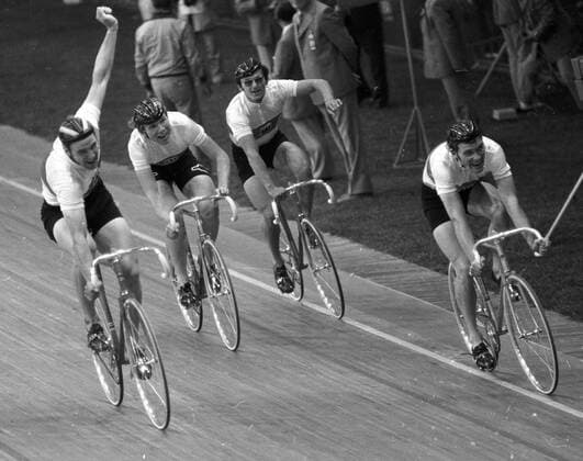 Deutscher Bahnvierer Olympia 1972 jubelt nach der Zielüberquerung über Gold. V.l. Günther Schumacher, Günter Haritz, Jürgen Colombo, Udo Hempel HM