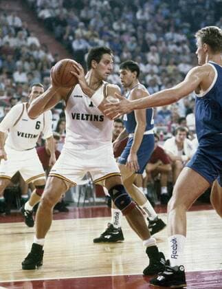 EuroBasket 2022, DBB, Historie, EM - Historie Basketball Europameisterschaft 1993. Finale: Deutschland - Russland in Berlin 4.9.1993. Kapitän Hansi Gnad (Deut.). HM
