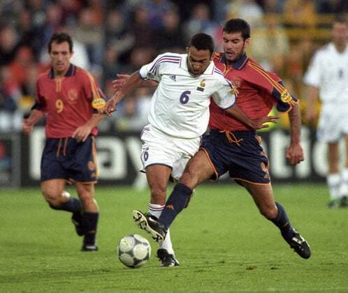 Europameisterschaft 2000 in Belgien Niederlande. Viertelfinale: Frankreich - Spanien 2:1 25.6. in Brügge. Youry Djorkaeff (FRA) wird von Josep Guardiola (Spanien) gestoppt. HM