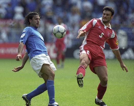 FB - EM 2000 Tuerkei - Italien 1:2 Stefano Fiore gegen Oezalan Alpay HM