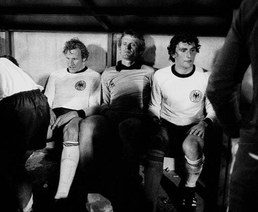 Fußball, EM Finale 1976 in Belgrad, Tschechoslowakei - Deutschland 5:3 i. E EM1976 Finale Deutschland-Tschechoslowakei 3:5 im Elfmeterschießen Enttaeuschung v.l. Georg Schwarzenbeck, Sepp Maier, Dieter Müller HM
