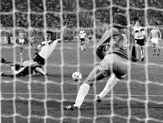 Europameisterschaft 1988. Halbfinale: Deutschland - Holland (1:2) 21.6. in Hamburg. Siegtor von Marco van Basten (hinter Jürgen Kohler) gegen Torwart Eike Immel . HM