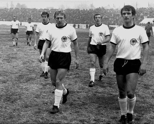 EM-Qualifikation 1967. Albanien - Deutschland 0:0 Die deutschen Nationalspieler gehen traurig vom Platz: v.l. Willi Schulz, Horst Dieter Höttges, Bernd Patzke, Hansi Küppers, Günter Netzer, Wolfgang Overath. HM