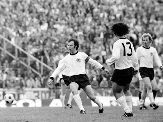 FB-EM 1972 - Finale Deutschland - UDSSR Franz Beckenbauer in Aktion, Gerd Müller und Uli Hoeness schauen zu. HM