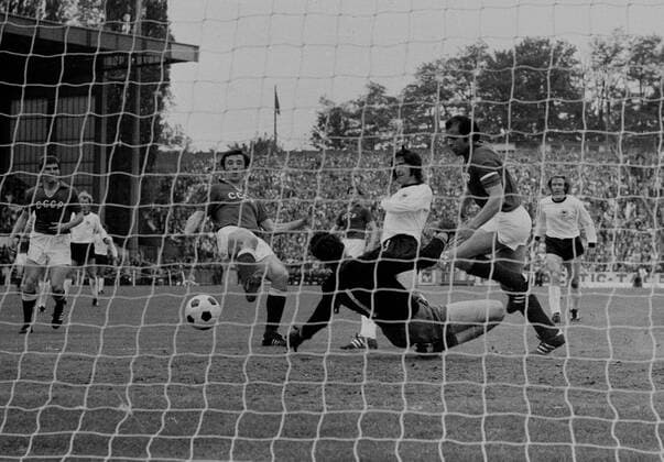 EM72 Finale Deutschland-UdSSR 3:0 in Brüssel, das Tor durch Gerd Müller zum 1:0, Torwart Yevgeny Rudakov geschlagen HM