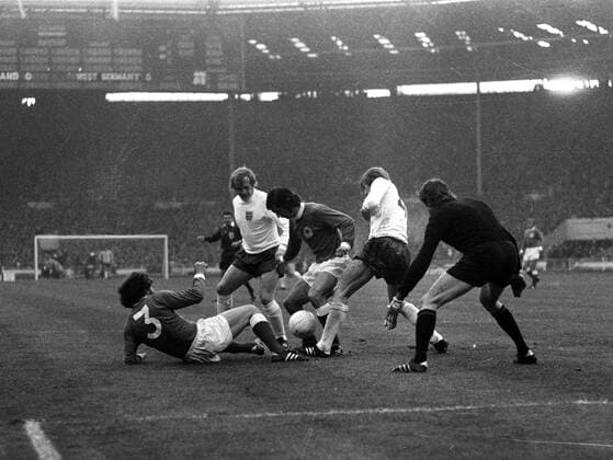 Europameisterschaft 1972 Viertelfinale Hinspiel: England - Deutschland (1:3) 29.4. in Wembley. Szene im Dt. Strafraum mit Paul Breitner, Gerd Müller u. Sepp Maier (v.l: HM