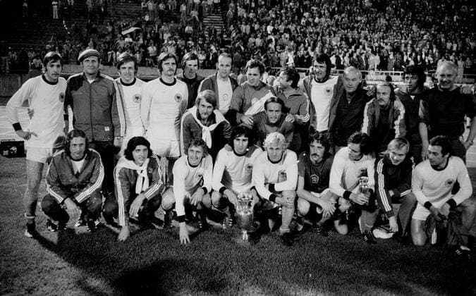 EM1976 Finale Tschecheslowakei Mannschaft CSSR mit dem EM-Pokal HM