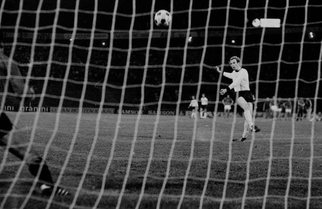 Fußball, EM Finale 1976 in Belgrad, Tschechoslowakei - Deutschland 5:3 i. E EM1976 Finale Deutschland-Tschechoslowakei 3:5 im Elfmeterschießen Uli Hoeness schießt drüber HM
