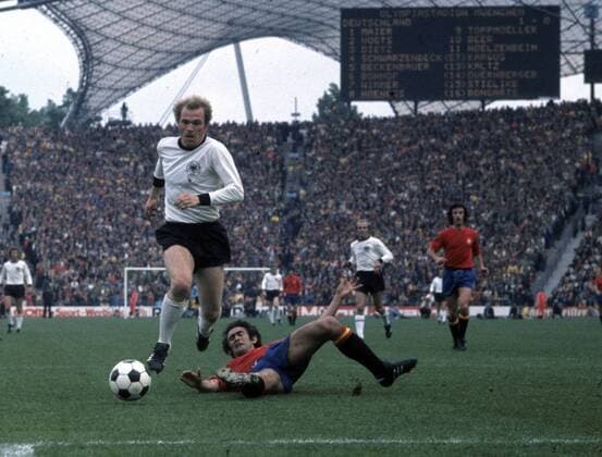 Europameisterschaft 1976. Viertelfinale: Deutschland - Spanien (2:0) am 22.5 in München. Uli Hoeneß (Deut.) auf dem Weg zum Tor HM
