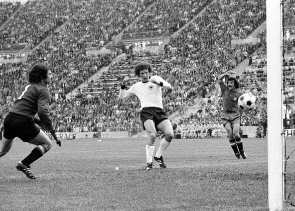 Europameisterschaft 1976. Viertelfinale: Deutschland - Spanien (2:0) am 22.5 in München. 2:0 durch Klaus Toppmöller gegen Torwart Miguel Angel Gonzalez und Jose Luis Capon. HM