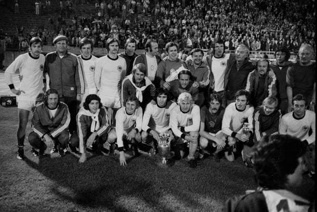 Fußball, EM Finale 1976 in Belgrad, Tschechoslowakei - Deutschland 5:3 i. E EM1976 Finale Tschecheslowakei Mannschaft CSSR mit dem EM-Pokal HM