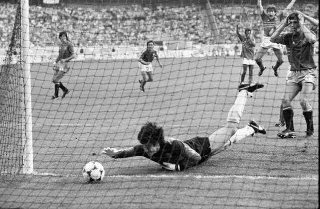 Fußball, EM Finale 1984 in Paris, Frankreich - Spanien Europameisterschaft 1984: Finale Frankreich- Spanien 2:0 27.6. in Paris. Torwart Luis Arconada (Spanien) gibt beim 1:0 für Frankreich durch Michel Platini keine gute Figur ab. HM