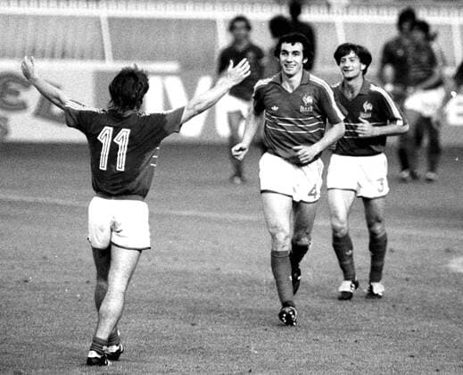 Fußball, EM Finale 1984 in Paris, Frankreich - Spanien EM 1984 in Frankreich. Finale Frankreich - Spanien 2:0 Jubel der Franzosen nach dem 2:0. V.l: Bruno Bellone (11), Maxime Bossis und Jean Francois Domergue. HM