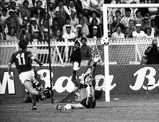 Fußball, EM Finale 1984 in Paris, Frankreich - Spanien EM 1984 in Frankreich. Finale Frankreich - Spanien 2:0 2:0 durch Bruno Bellone (FRA 11) gegen Torwart Luis Arconada. HM
