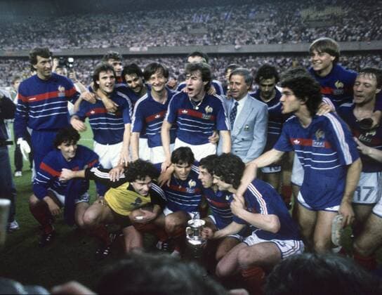 Fußball, EM Finale 1984 in Paris, Frankreich - Spanien EM 1984 in Frankreich. Finale. Mannschaft Frankreich mit dem EM Pokal, hi.v.li.: Philippe Bergeroo, Bruno Bellone, Yvon Le Roux, Bernard Genghini, Jean Francois Domergue, Luis Fernandez, Nationaltrainer Michel Hidalgo, Michel Platini, Patrick Battiston, Jean Marc Ferreri, Yannick Stopyra , Bernard Lacombe, vorn: Thierry Tusseau, Torwart Joel Bats, Manuel Amoros, Alain Giresse, Didier Six HM