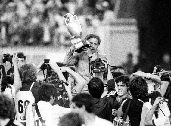 Fußball, EM Finale 1984 in Paris, Frankreich - Spanien EM 1984 in Frankreich. Finale Frankreich - Spanien 2:0 Nationaltrainer Michel Hidalgo (FRA) mit dem Pokal. HM