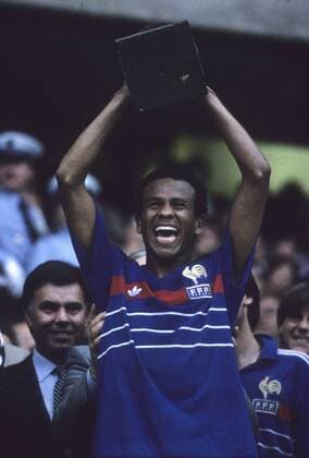 Fußball, EM Finale 1984 in Paris, Frankreich - Spanien EM 1984 in Frankreich. Finale Frankreich - Spanien 2:0 Jean Tigana (FRA) mit Pokal. HM