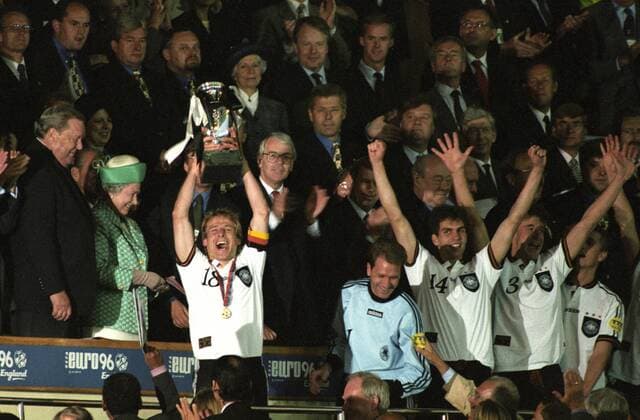 Europameisterschaft 1996. Jürgen Klinsmann mit dem Pokal. Li.: Queen Elizabeth II. u. UEFA-Präs. Lennart Johansson. Re: Torwart Andreas Köpke, Markus Babbel, Marco Bode. HM
