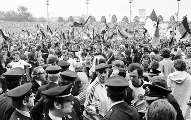 FB EM-Finale 1972 Jubelnde Deutsche Spieler und Fans auf dem Platz, vorn Bundestrainer Helmut Schön und Franz Beckenbauer. HM