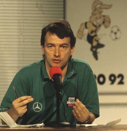 Europameisterschaft 1992: Wolfgang Niersbach (DFB) bei einer Pressekonferenz in Atvidaberg. HM