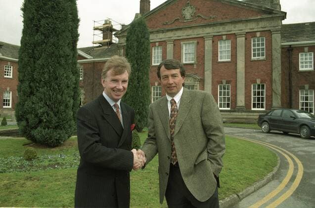 Wolfgang Niersbach (DFB) und Hotelmanager Clayton vor dem Quartier der Deut. Mannschaft Mottram Hall 24.2.1996. HM
