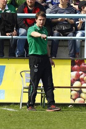 30.03.2014, Beekestadion, Hannover, GER, DFB Pokal, U19, Halbfinale, Hannover 96 vs FC Schalke 04, im Bild Daniel Stendel (Trainer, Hannover 96) gibt Anweisungen GER, DFB Pokal, U19, Hannover 96 vs FC Schalke 04