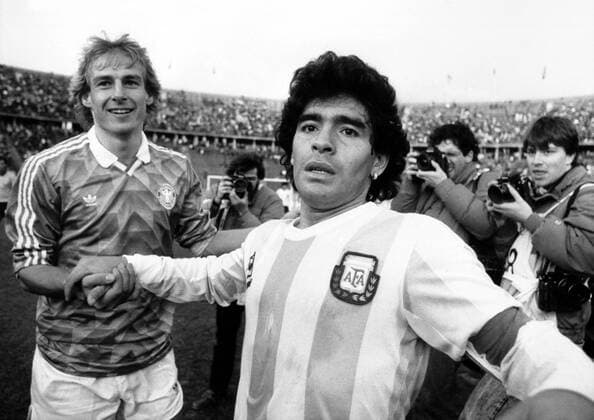 Vierländerturnier in Berlin, BR Deutschland - Argentinien: Jürgen Klinsmann (li., BRD) und Diego Maradona (Argentinien)