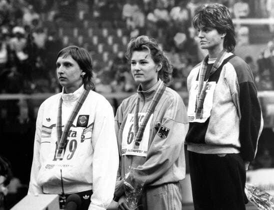 Leichtathletik-Hallen-EM in Budapest, Hochsprung der Frauen, Siegerehrung: Siegerin Stefka Kostadinowa (re., Bulgarien) und die beiden Silbermedaillengewinnerinnen Heike Redetzky (mi., BR Deutschland) und Larissa Kositsina (UdSSR)