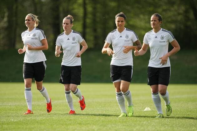02.04.2014, xjfx, Fussball Fussballnartionalteam Frauen, Fototermin, v.l. Deutsche Fussball Nationalmanschaft Damen trainiert in der Commerzbank Arena.