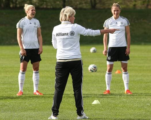 Fussball, Deutsche Frauenfußball-Nationalmannschaft, Silvia Neid (Trainerin, Deutschland), gibt Anweisungen, gestikuliert, mit den Armen gestikulieren, gives instructions, gesticulate, xozx