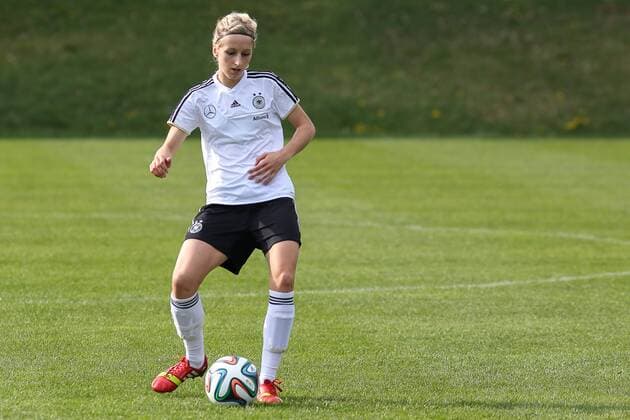 Fussball, Deutsche Frauenfußball-Nationalmannschaft, Kathrin-Julia Hendrich (Deutschland), Freisteller, Einzelbild, Aktion, Action, mit Ball, xozx
