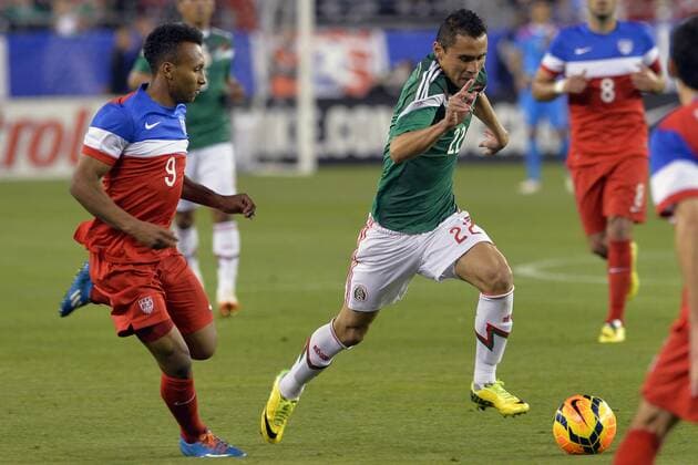 PHOENIX, USA - APRIL 2: Paul Aguilar (D) (Mexico) and Edson Buddle (I) (USA), 02.04. 2014 in Phoenix, USA . (Foto: JAM MEDIA) USA vs Mexico 