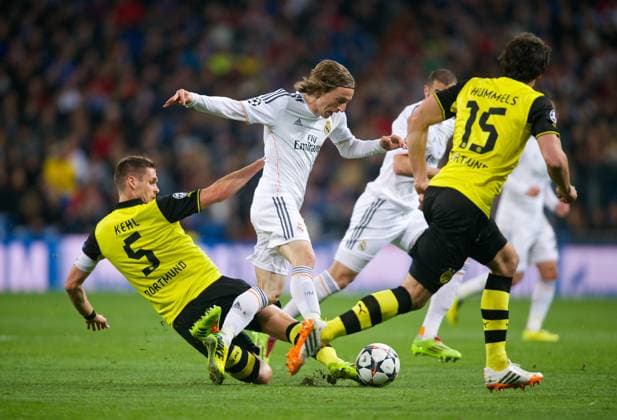 Fussball Madrid 02.04.2014 Champions League Viertelfinale Hinspiel Saison 2013 2014 Real Madrid - Borussia Dortmund 3:0 Luka Modric (Real Madrid, No.19) Sebastian Kehl (Dortmund, No.05) Mats Hummels (Dortmund, No.15)