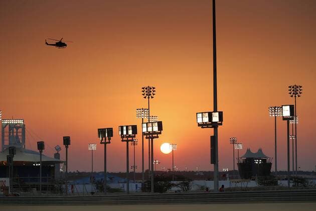 Motorsports: FIA Formula One World Championship 2014, Grand Prix of Bahrain, sunset, Sonnenuntergang, Abendstimmung, Abendrot, evening mood, floodlight, Flutlicht, lighting, Beleuchtung, abends, at night xHOCHxZWEIx