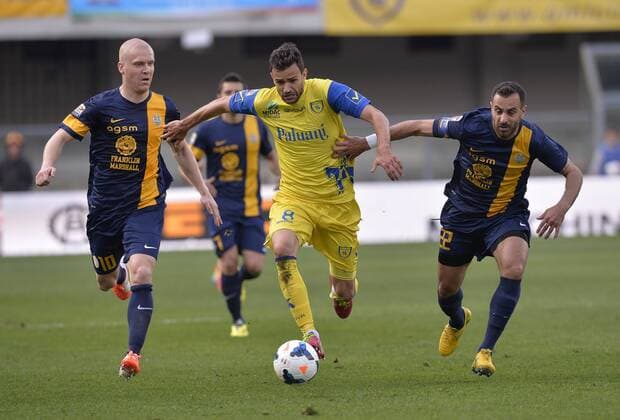 Verona s Emil Hallfredsson (L) and Domenico Maietta (R) vie with Chievo s Ivan Radovanovic during the Italian Serie A football match in Verona, Italy, April 5, 2014. Verona won the match 1-0. (Xinhua Alberto Lingria) (SP)ITALY-VERONA-SOCCER-SERIEA 